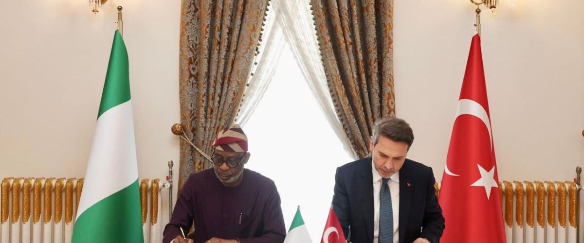 Nigeria’s Minister of Solid Minerals Development, Dele Alake and the Minister of Energy and Natural Resources of the Republic of Türkiye, Alparslan Bayraktar during the signing of the Memorandum of Understanding to deepen cooperation in solid minerals in Istanbul, Turkey
