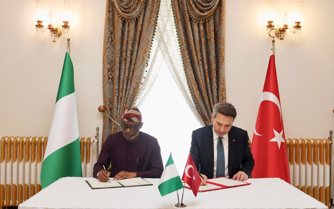 Nigeria’s Minister of Solid Minerals Development, Dele Alake and the Minister of Energy and Natural Resources of the Republic of Türkiye, Alparslan Bayraktar during the signing of the Memorandum of Understanding to deepen cooperation in solid minerals in Istanbul, Turkey 