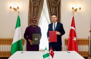 Nigeria’s Minister of Solid Minerals Development, Dele Alake and the Minister of Energy and Natural Resources of the Republic of Türkiye, Alparslan Bayraktar during the signing of the Memorandum of Understanding to deepen cooperation in solid minerals in Istanbul, Turkey.