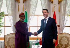 Nigeria’s Minister of Solid Minerals Development, Dele Alake and the Minister of Energy and Natural Resources of the Republic of Türkiye, Alparslan Bayraktar during the signing of the Memorandum of Understanding to deepen cooperation in solid minerals in Istanbul, Turkey.