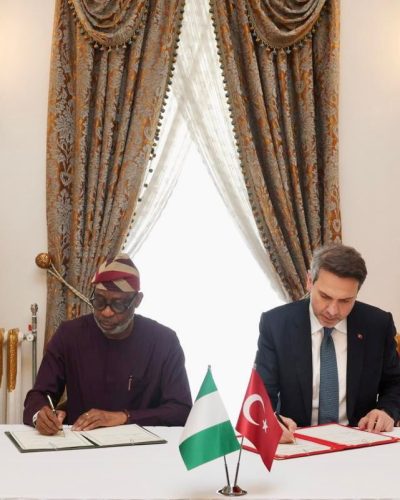 Nigeria’s Minister of Solid Minerals Development, Dele Alake and the Minister of Energy and Natural Resources of the Republic of Türkiye, Alparslan Bayraktar during the signing of the Memorandum of Understanding to deepen cooperation in solid minerals in Istanbul, Turkey.